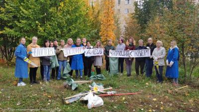 Библиотекари прибрались в сквере посёлка Недостоево Рязани