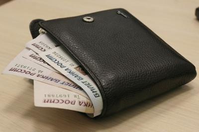 Жительница Скопина прикарманила у соседа кошелёк с деньгами