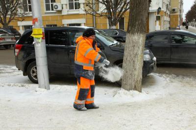На улицах Рязани продолжают убирать снег