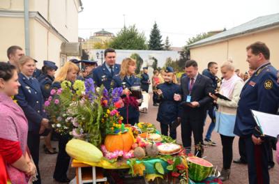 На празднике урожая в Академии ФСИН России демонстрировали цветы из арбузов