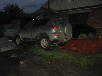 В Рязани пьяный водитель джипа снёс металлический забор
