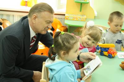 Олег Ковалёв: «Поездки в детские сады делают человека добрее, даже если этот человек — губернатор»