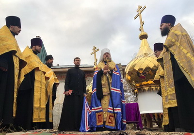 В Льгово освятили купола с крестами для храма преподобного Серафима Саровского