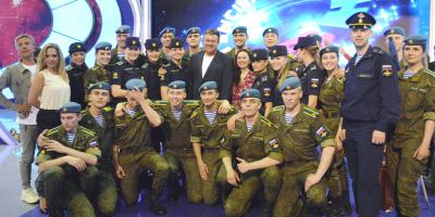Рязанский губернатор поздравил команду училища ВДВ с выходом в полуфинал Высшей Лиги КВН