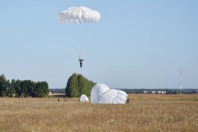 Новички Рязанского училища ВДВ совершили первые прыжки с парашютом