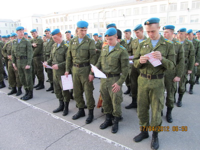Курсанты Рязанского десантного училища получили листовки с песнопениями