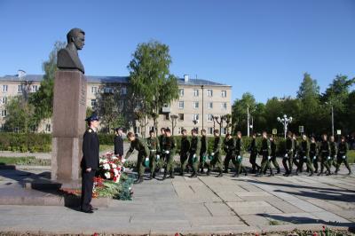 Сотрудники рязанского УФСБ возложили цветы к памятнику Молодцову