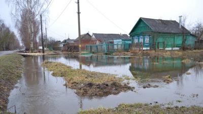 Центральную улицу посёлка Пителино затопило