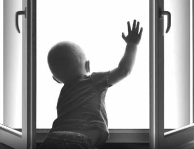 В Рязани из окна квартиры на девятом этаже выпал ребёнок