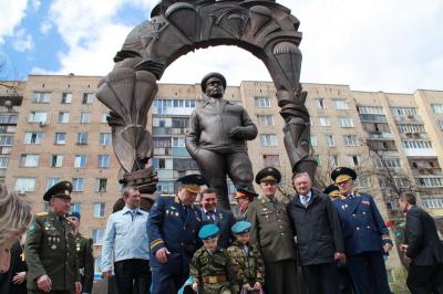 В Рязани открыли памятник главному десантнику России