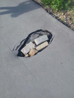 В Спас-Клепиках новый тротуар пришлось ремонтировать с помощью кирпичей