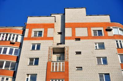 С восьмого этажа дома на улице Татарской в Рязани выпала балконная кладка