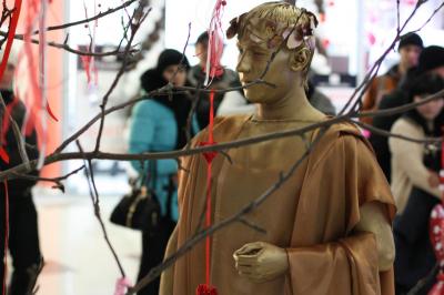 «Виктория Плаза»: Ожившие статуи поздравили рязанцев с Днём всех влюблённых
