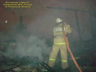 В Милославском районе жилой дом сгорел вместе с сараями