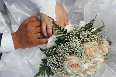 Рязанцам запретят разбрасывать лепестки и монеты во время регистрации брака