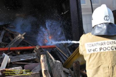 За один день в Рязанской области огонь уничтожил автомобиль и два дома 