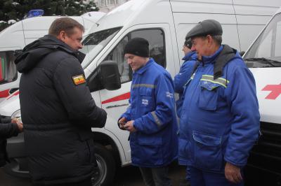 Николай Любимов вручил ключи от новых машин полицейским и медикам 