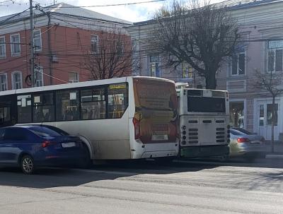 На улице Соборной в Рязани автобус столкнулся с маршруткой