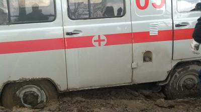 В Шацком районе в грязи застряла машина скорой помощи с пожилой пациенткой