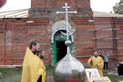 Рязанский архиепископ освятил купол и крест храма в селе Казарь