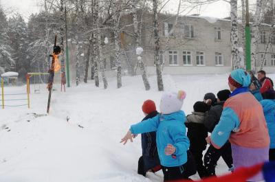 Воспитанники Солотчинской школы-интерната затушили Масленицу снежками