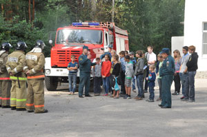 В лагере «Пламенный» юным рязанцам рассказали, как можно стать пожарным