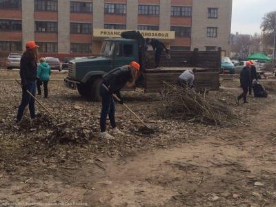 Рязанские школьники убрали территорию сквера на улице Лермонтова