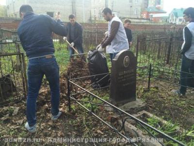 Молодёжь благоустроила воинские захоронения на Лазаревском кладбище Рязани