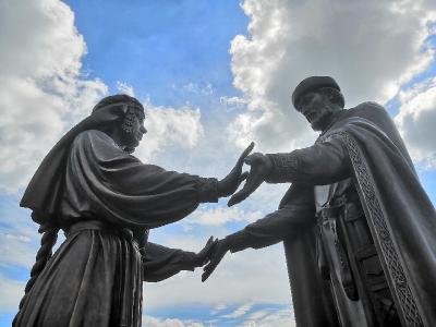 В Ласково торжественно открыли памятник Петру и Февронии
