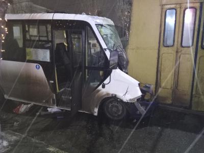В центре Рязани в ДТП с участием маршрутки пострадали десять человек