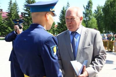 В РВВДКУ состоялся первый совместный выпуск лейтенантов и прапорщиков
