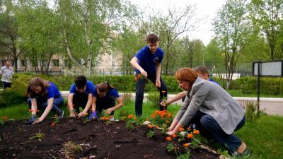 Участники праймериз «Единой России» высадили деревья и цветы около геронтологического центра