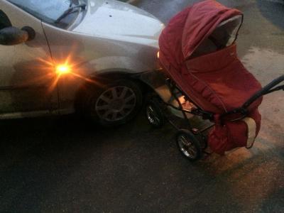 В Рязани водитель Renault сбил четырёхлетнюю девочку и коляску с малышкой, а затем скрылся с места ДТП