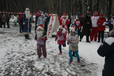 В ЦПКиО рязанцы отметили день рождения Деда Мороза бегом по первому снегу