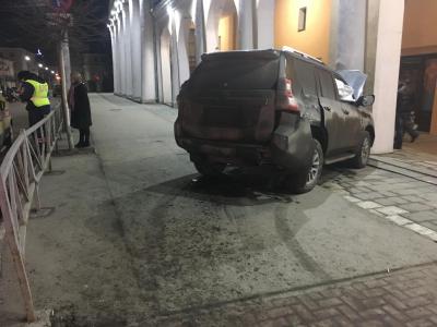 На улице Ленина джип после ДТП вылетел на тротуар и сбил двух пешеходов