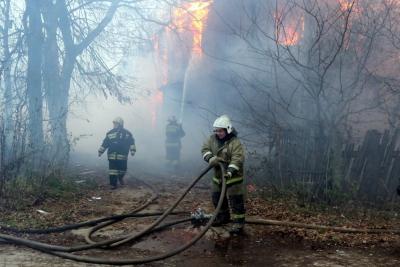 Появились фото с места крупного пожара на улице Рыбацкой