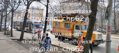 На улице Гагарина в Рязани сломалась опора контактной сети троллейбуса
