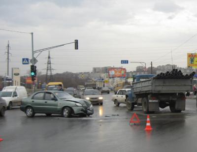 В Рязани грузовик столкнулся с «Шевроле»