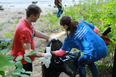 Молодёжь Рязани убирает мусор за недобросовестными пляжниками