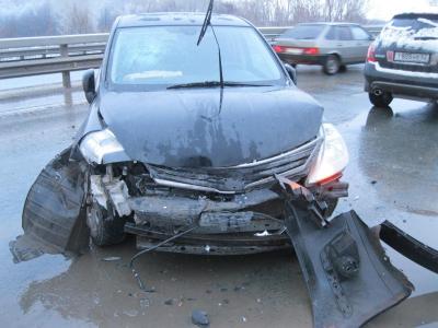 Nissan Tiida врезался в барьерное ограждение близ поста ДПС на Солотчинском шоссе