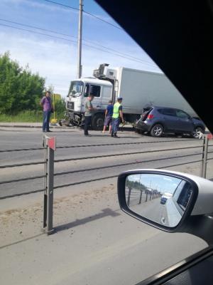 На Северной окружной дороге в Рязани столкнулись фура и Nissan