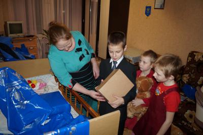 Многодетной чучковской семье Богдан собрали и вручили зимнюю одежду и игрушки