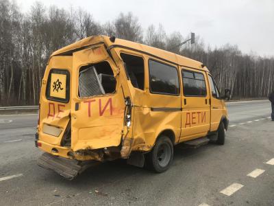 Под Спасском фура врезалась в школьный автобус, пострадали трое детей и двое взрослых