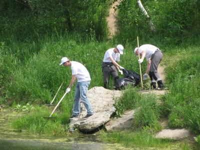 Молодые специалисты РНПК очистили пруд в Дашково-Песочне Рязани