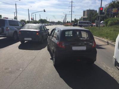 В Рязани Hyundai Getz врезался в стоящий Renault Logan, пострадали два человека
