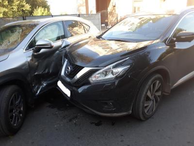 На улице Горького пожилая автоледи на Lexus врезалась в Nissan, пострадали три человека
