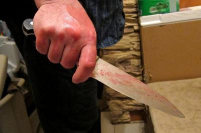 Житель Скопина пырнул родственника-инвалида ножом во время застолья
