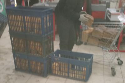 Жителей Новомичуринска возмутила выгрузка хлеба в магазине на грязный пол