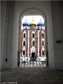  Вид на кафедральный Успенский собор через арку Соборной колокольни: title=