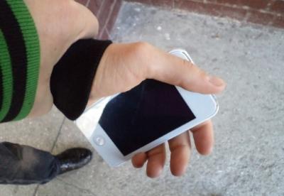 В Рязани пьяный грабитель потерял украденный мобильник